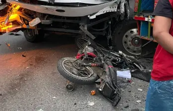 En el cruce del corregimiento La Cruzada, de Remedios, chocaron un bus, una chiva y una moto. FOTO imagen tomada de redes.