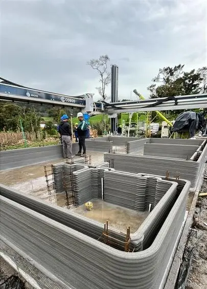 Proceso de impresión de casas 3D en el Oriente antioqueño. FOTO: CORTESÍA ARGOS