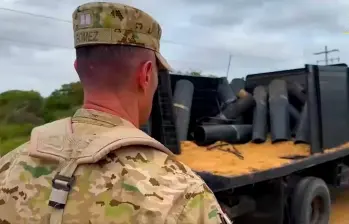 Esta es la volqueta que usaron los terroristas, con rampas artesanales para lanzar los cilindros-bomba contra la guarnición militar en Riohacha. IMAGEN TOMADA DE VIDEO DEL EJÉRCITO.