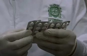 La Universidad de Antioquia entregó el primer lote de 1.700.000 tabletas de cloroquina, medicamento esencial contra la malaria, a la Organización Panamericana de la Salud. Foto: cortesía.