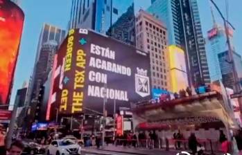 Este es el mensaje de hinchas de Nacional que figuró en Times Square. FOTO CAPTURA DE PANTALLA