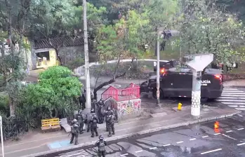 Los disturbios mantuvieron cerradas durante cerca de una hora vías principales en el norte de Medellín, lo que generó caos vehicular y parálisis del servicio público de transporte. Foto: Cortesía