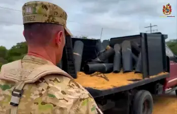Esta es la volqueta que usaron los terroristas, con rampas artesanales para lanzar los cilindros-bomba contra la guarnición militar en Riohacha. IMAGEN TOMADA DE VIDEO DEL EJÉRCITO.