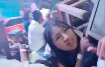 Un ciudadano grabó con el celular el momento en el que los asistentes trataban de cubrirse de la balacera con las sillas. IMAGEN TOMADA DE VIDEO.