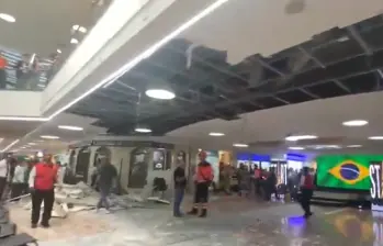 Entre siete a diez personas resultaron lesionadas después de que las cubiertas del techo de Unicentro colapsaran. Foto: captura de video