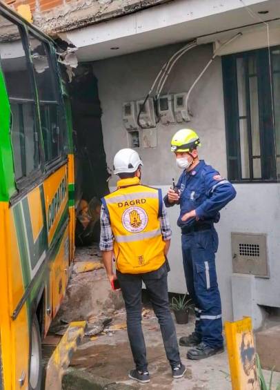 En El Pinal, un bus se fue contra una vivienda y dejó 16 personas lesionadas. FOTO: Cortesía Dagrd.