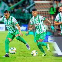 Juan Bauza, Camilo Cándido, Billy Arce y Facundo Batista, los cuatro extranjeros que Atlético Nacional puso en el campo ante Bucaramanga. FOTO CAMILO SUÁREZ 