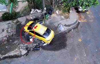 Este fue uno de los conductores sorprendidos haciendo mal uso del agua en un barrio de Medellín. Se le impusieron las sanciones de código de policía y una multa de tránsito. FOTO: CORTESÍA ALCALDÍA DE MEDELLÍN