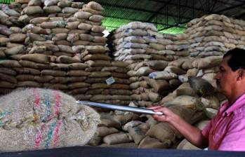 Precio récord de $1,79 millones tiene hoy la carga de café de 125 kilos. FOTO archivo