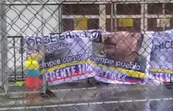 Un cilindro pintado con los colores de la bandera de Colombia y una pancarta alusiva a las disidencias de las Farc fueron encontrados cerca del estadio Pascual Guerrero, en Cali. FOTO: X - @robertoortizu.