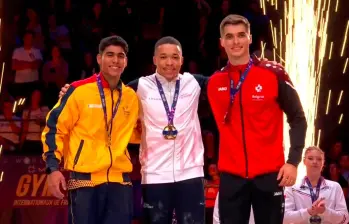 Ángel Barajas, primero de izquierda a derecha, en el podio de la World Challenge Cup de gimnasia. FOTO @maple_maple555