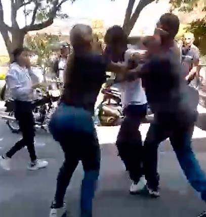 En un momento de la pelea hasta dos adultos atacaron a uno de los estudiantes. FOTO: Cortesía Denuncias Antioquia.