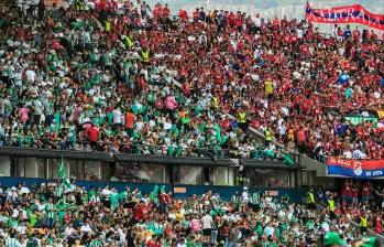 Desde hace varios años, los clásicos paisas tiene presencia de las dos hinchadas en las tribunas del Atanasio Girardot . Foto: Camilo Suárez