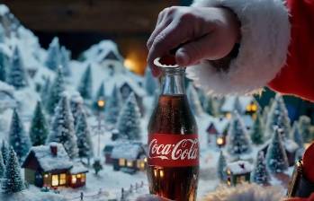 El nuevo anuncio navideño de Coca-Cola, generado con inteligencia artificial, recrea un mundo de animales humanizados que celebran el paso de los icónicos camiones rojos junto a un Papá Noel digital inspirado en los clásicos de la marca. FOTO: captura de video. 