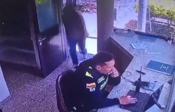Un hombre intentó degollar a un policía dentro de un CAI en Bogotá. FOTO: Captura de video