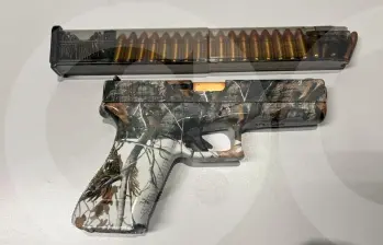 Esta fue el arma de fuego que le encontraron las autoridades colombianas y ecuatorianas a alias Fénix al momento de su captura en La Estrella, Antioquia. FOTO: CORTESÍA