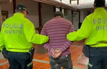 El hombre, identificado como Gonzalo Castillo Sepúlveda, fue capturado en vía pública en un barrio conocido como El Prado. Imagen: Policía Metropolitana de Bucaramanga.