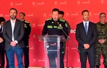 El director de la Policía, general Carlos Triana (centro), anunció una investigación contra la Nueva Junta Directiva del Narcotráfico, después de un consejo de seguridad en Bogotá. FOTO: TOMADA DE VIDEO DE POLICÍA.