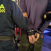 El hombre al momento de su detención en el barrio La América. FOTO: Cortesía