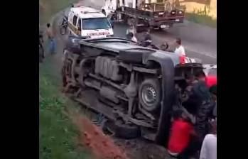 El vehículo del Inpec quedó volcado a un costado de la vía Panamericana. FOTO: TOMADA DE VIDEO.