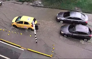Inundación en la calle 30 entre las carreras 54 y 55, en Medellín. FOTO: CORTESÍA