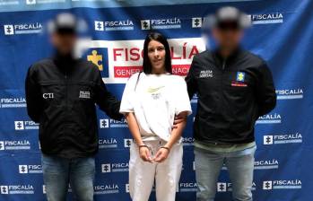 La mujer, identificada como Laura Inés Arroyave Rincón, era la encargada de reclutar a los jóvenes para el envío de la droga. FOTO: cortesía Fiscalía General de la Nación