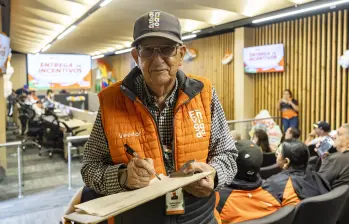 Don Carlos Arturo no falta prácticamente a ninguna sesión del Concejo de Envigado. En esa corporación todos lo conocen y generalmente valoran su papel como enlace con la comunidad. Fotos: Andrés Camilo Suárez Echeverry