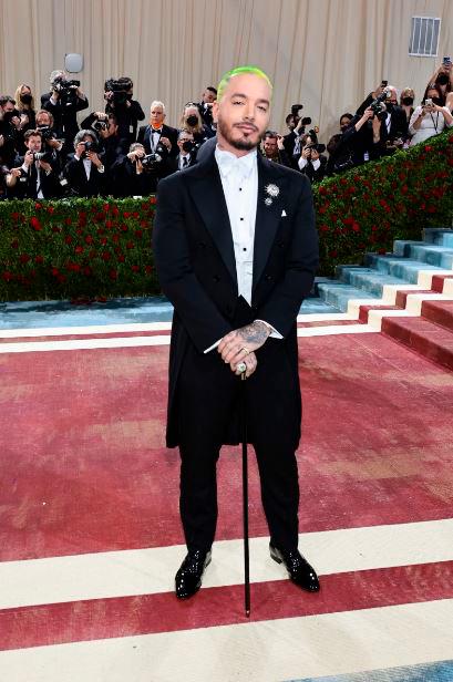 Esta fue la segunda vez que el colombiano J Balvin se presentó a la Met Gala. En esta ocasión lució un traje con corte de pingüino de Ralph Lauren (de la colección Otoño 2012), acompañado de un bastón y llevó el cabello pintado de amarillo neón. FOTO Getty