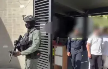 Los procedimientos contra estos 14 presuntos integrantes de la banda La Terraza se efectuaron en dos sectores de la zona urbana y rural de El Peñol. FOTO: CORTESÍA POLICÍA NACIONAL