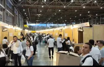 Durante la jornada de escrutinio, este lunes en Plaza Mayor Medellín, se presentaron reclamos, principalmente de activistas de la campaña de Iván Cepeda, que exigían abrir los votos sin surtir los requisitos. Foto: Cortesía 