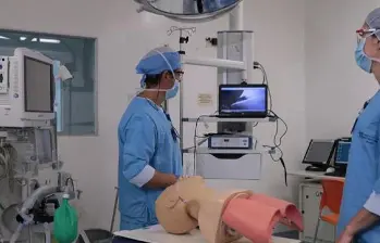 Videolaringoscopio con cuerpo central anatómico y valva angulada para alineación variada traqueal, desarrollado por las universidades EAFIT, CES y el Hospital Pablo Tobón Uribe. FOTO: CORTESÍA