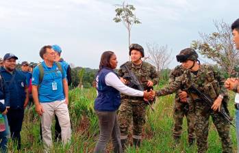 La militares de la Fuerza Tarea Omega estaban rodeados por más de 600 campesinos. Fueron acompañados por una delegación humanitaria y afirmaron que se mantendrán en la zona tras su liberación. FOTO cortesía