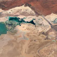 Vista aérea del paisaje desértico en Australia Occidental, capturada por Google Earth, donde contrastan las lagunas turquesa con las formaciones rocosas y los tonos ocres del terreno. FOTO cortesía Google Earth