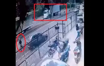 La cámara registró el camión-bomba estacionado en la vía y a su conductor huyendo a pie hacia la calzada opuesta, en el barrio La Base, de Cali. IMAGEN TOMADA DE VIDEO.