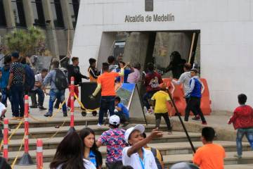 Los indígenas protestan por lo que consideran un abandono y falta de apoyo institucional. Foto: Esneyder Gutiérrez