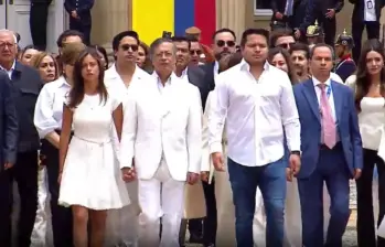 Gustavo Petro salió de la Casa de Nariño acompañado por su hija Antonella y miembros de su equipo. FOTO: Tomada de video.