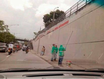 Momento en el que el mural fue borrado por trabajadores del Distrito. FOTO: Cortesía