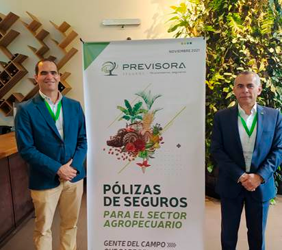 Óscar Mario Mesa (izq.), gerente sucursal Medellín de Previsora Seguros; Alvaro Vélez Millán (der.), presidente de Previsora Seguros. FOTO cortesía
