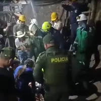 Momento en el que sacan en camilla al minero sobreviviente Daniel León, quien posteriormente fue trasladado al Hospital La Misericordia de Angelópolis, suroeste antioqueño. FOTO Cortesía