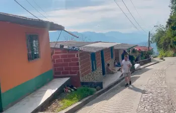 Las casas incluidas en el litigio fueron construidas en una franja que dejó la construcción de la carretera entre Damasco y La Pintada. FOTO: CORTESÍA