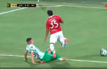 El lateral izquierdo uruguayo Camilo Cándido, uno de los refuerzos del cuadro verde para esta temporada, cometió el penalti del descuento del Inter. FOTO: CAPTURA DE PANTALLA 