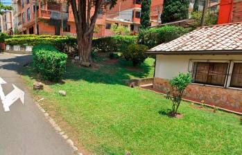 Cuando caminaba por esta zona verde del barrio Córdoba, en el noroccidente de Medellín, ocurrió una explosión que le provocó la amputación a un hombre de 43 años. FOTO: GOOGLE MAPS