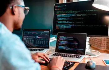  La industria tecnológica busca profesionales con habilidades en programación, análisis de datos y ciberseguridad. FOTO: Shutterstock