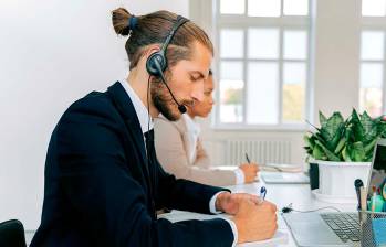 Persona aplicando a las vacantes de medio tiempo a través de Magneto Empleos. FOTO: GETTY