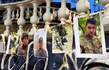 Con fotos y velas, en San Cristóbal pidieron ayuda para dar con el paradero de más de 30 jóvenes paisas desaparecidos en la guerra Rusia-Ucrania. Foto: cortesía.