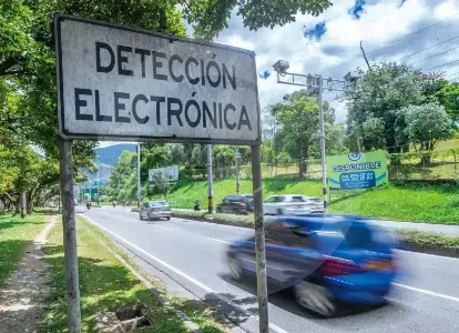 Gobierno De la Espriella les pone freno a los “carros cazafotomultas”, no podrán multar sin un agente de tránsito