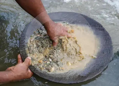 La mina ilegal que rentabiliza para el Clan del Golfo con operaciones dentro de una base del Ejército