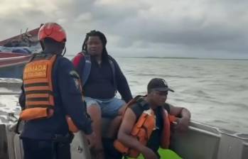 Momento en que efectivos de la Armada recogen a las víctimas del siniestro marítimo. FOTO: imagen tomada de redes sociales.