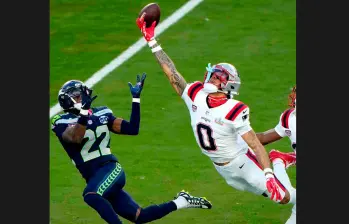 El colombiano Christian González de uniforme blanco, en una de las acciones destacadas del juego en la final del Super Bowl. FOTO GETTY 