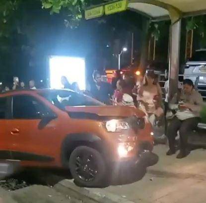 Así quedó uno de los vehículos afectados por la colisión múltiple.